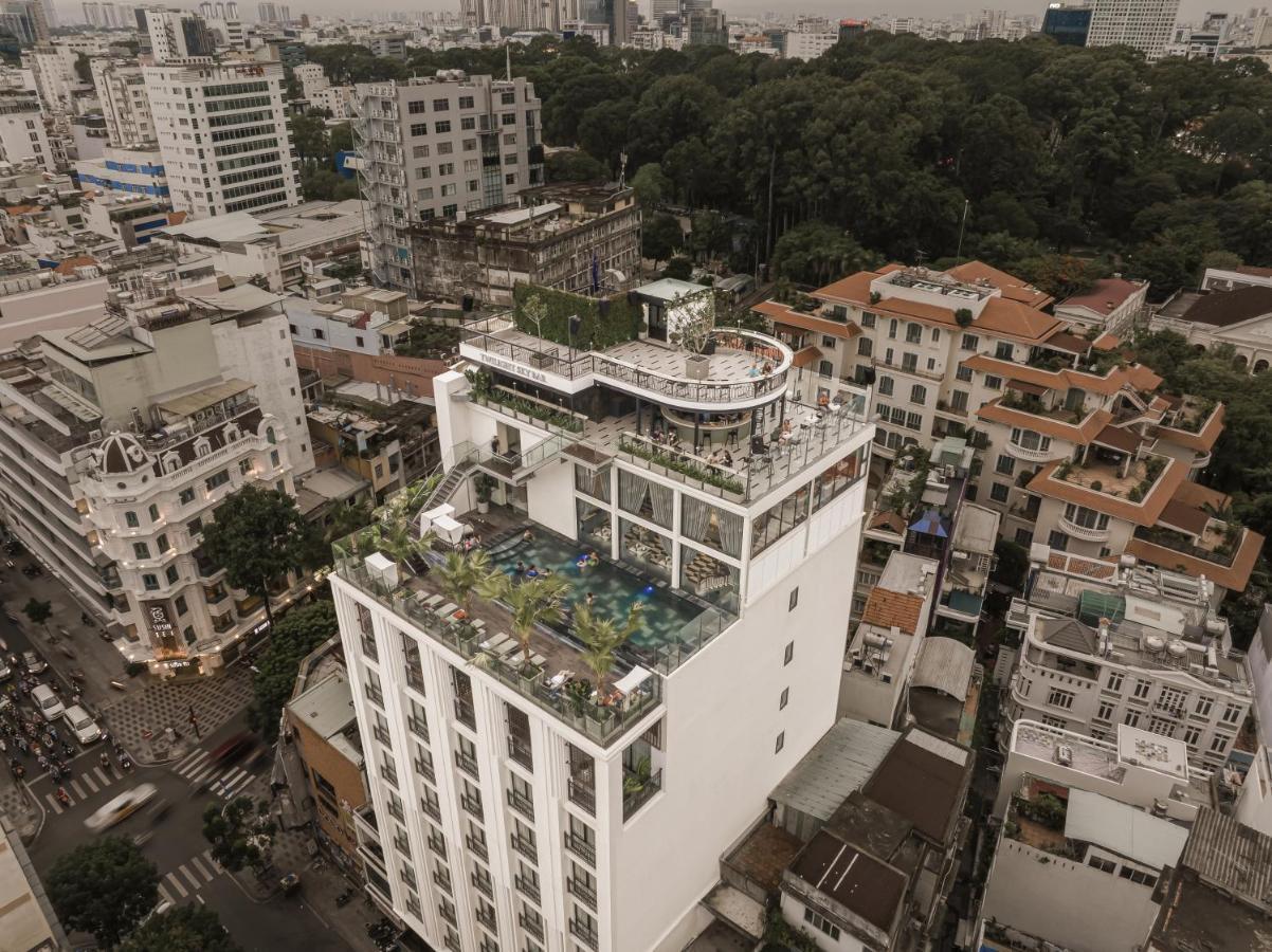 La Siesta Premium Saigon Hotel Хошимин Екстериор снимка The hotel's rooftop pool