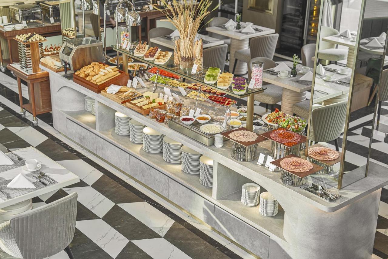 La Siesta Premium Saigon Hotel Хошимин Екстериор снимка A buffet at a hotel