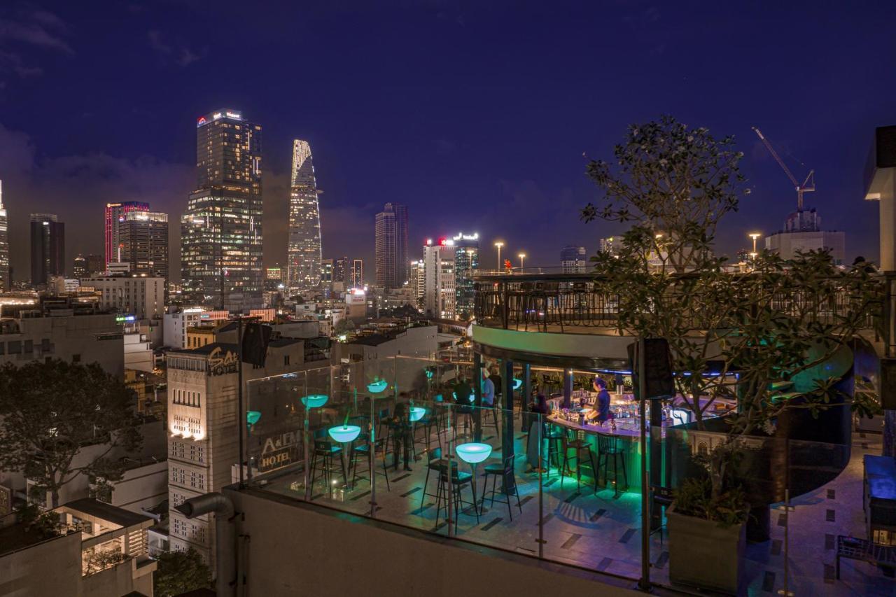 La Siesta Premium Saigon Hotel Хошимин Екстериор снимка View from the rooftop bar