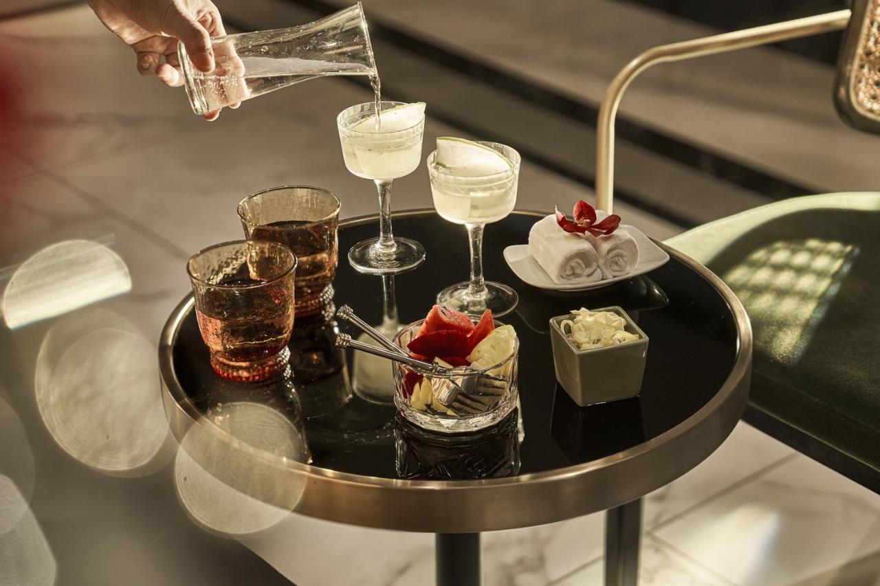 La Siesta Premium Saigon Hotel Хошимин Екстериор снимка A tray of drinks