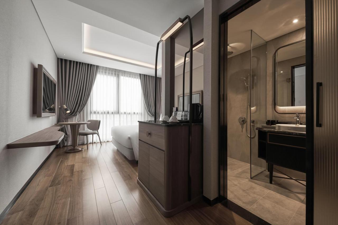 La Siesta Premium Saigon Hotel Хошимин Екстериор снимка A room at the hotel
